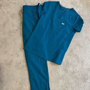 FIGS XS PACIFIC BLUE. XS Catarina one-pocket top, XS Kade cargo regular.